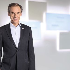 Volkmar Denner, CEO von Bosch, thront weiter an der Spitze des Top-100-Rankings, auch weil das Unternehmen technologisch breit aufgestellt ist. So bedient der Zulieferer mit dem automatisierten Fahren ein Thema, das die Abhängigkeit vom Antrieb künftig ausgleichen kann.