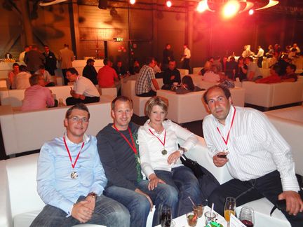 Johannes Port (li) und Stefan Peters (rs), fastviewer genießen mit Kollegen den Abend. (Archiv: Vogel Business Media)