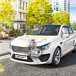 Das neue System aus E-Maschine mit integrierter Leistungselektronik sowie einer Batterie soll den Spritverbrauch senken und somit auch den CO2-Ausstoß gegenüber vergleichbaren Fahrzeugen mit Verbrennungsmotor um rund 20 %.