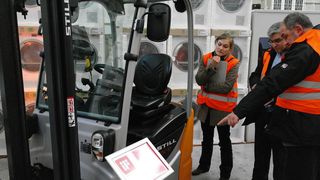 Präsentation des neuen, bereits mit dem iF-Product Design Award 2011 ausgezeichneten Kompaktstaplers RX 50 bei BSH Bosch und Siemens Hausgeräte in Nauen bei Berlin.  (Bild: Schreier)