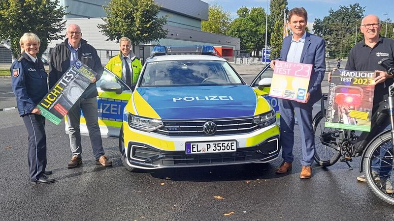 Werbung für den Licht-Test der Kfz-Innung in Lingen: (v. l.): Nicola Simon (Polizeiinspektion Emsland/Grafschaft Bentheim), Torsten Timmer (Kfz-Innung), Sabine Dickebohm (Präventionsteam Polizei), Oberbürgermeister Dieter Krone (Schirmherr), Hermann Krone (Zweirad-Innung). (Bild: Kfz-Innung Lingen)