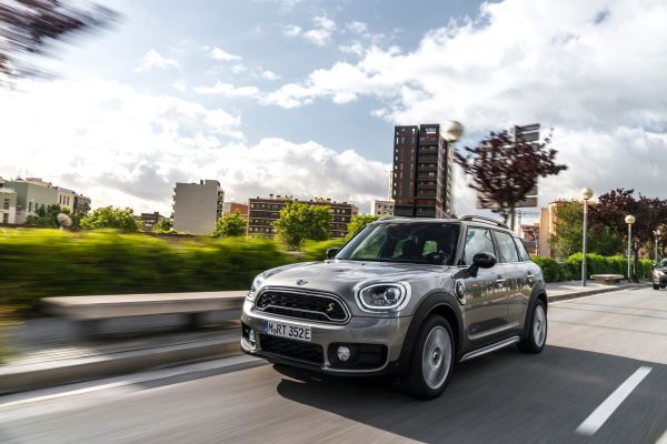 Der MINI Cooper S E Countryman ALL4 ist der erste Mini, bei dem ein Plug-in-Hybrid-Antrieb die Möglichkeit zu rein elektrischer und damit lokal emissionsfreier Mobilität eröffnet. (Mini)