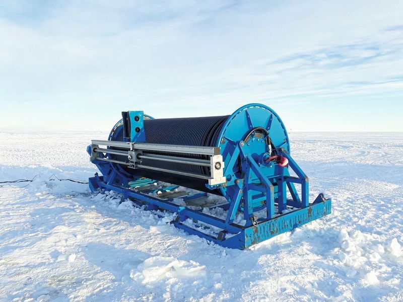 Das Uhing Rollringgetriebe wird in der Aufwickel/Abwickel-Einheit für die Heißwasserleitung eingesetzt und erlaubt den Forschenden in der Antarktik die einfache Bedienung der Anlage. (Paul Anker / British Antarctic Survey )
