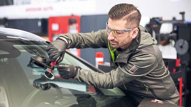 Die korrekte Diagnose entscheidet darüber, ob der Glasschaden repariert werden kann oder die Scheibe komplett ausgetauscht werden muss. Auch das bekommen die Teilnehmer beim Lehrgang vermitteln.(Bild:  Würth)