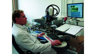 Rework-Arbeitsplatz bei Kraus Hardware: Bauteile werden mit dem Rework-System ONYX 29 von Zevac entfernt und eingelötet (Archiv: Vogel Business Media)