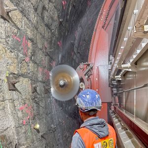 Auf der Außenseite des Vortriebsportals befindet sich eine besondere Schneidapparatur: Die Sägen fahren im Bogen an der Tunnelwand entlang und zerteilen sie. (Bild:  ARGE EET)