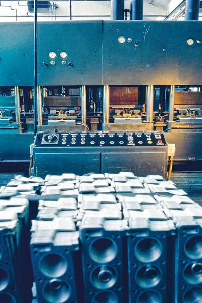 Über viele Jahrzehnte kommt Asbest als Dichtungswerkstoff zum Einsatz. Anfang der Achtzigerjahre verkündet Deutschland ein Asbestverbot bis 1993. Reinz reagiert. (Bild: Reinz)