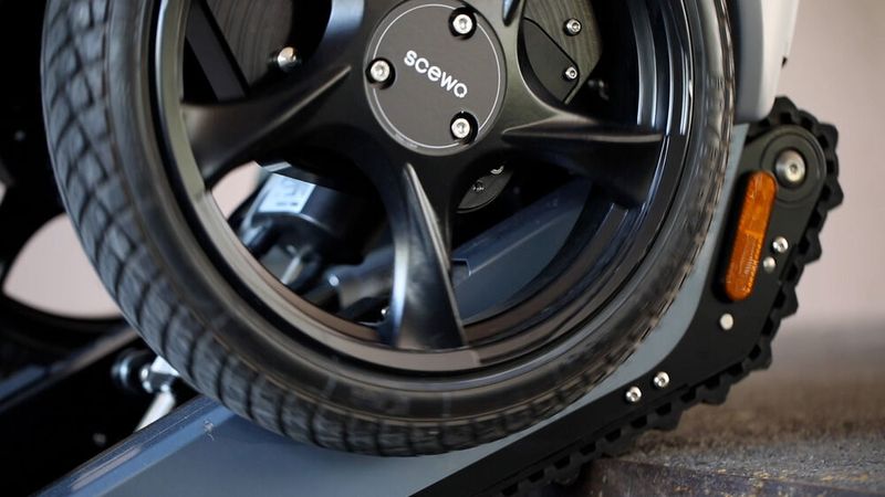 Der Rollstuhl fährt fährt selbstständig auf zwei großen Rädern. (Bild: Scewo)