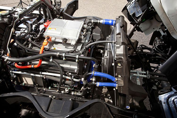 Unter dem für alle Canter identischen Fahrerhaus sind die Leistungselektronik und alle weiteren elektrischen Bauteile des Antriebs untergebracht, außer der Elektromaschine. (Foto: Daimler)