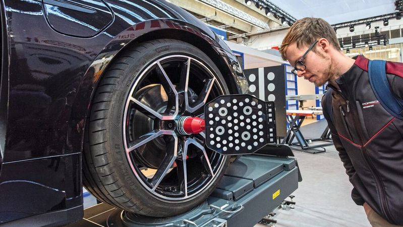 Ob jedem Interessenten bei jedem Werkstattausrüster bewusst ist, mit welcher Firmengruppe er es zu tun hat? Im Bild ein Fahrwerkmesssystem von Beissbarth. Das Unternehmen gehört seit gut zwei Jahren zur Stertil Group.(Bild:  Messe Frankfurt/Petra Welzel)