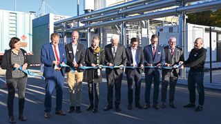 Das Band durchschnitten gemeinsam (v. links): Oberbürgermeister von Schwäbisch Gmünd Richard Arnold, Lhyfe-CEO Matthieu Guesné, Umweltministerin des Landes Baden-Württemberg Thekla Walker, Ministerpräsident des Landes Baden-Württemberg Winfried Kretschmann, Regionalleiter Österreich, Deutschland und Niederlande der DG-Regio-EFRE-Verwaltungsbehörde der Europäische Kommission Nicolas Gibert-Morin, Landrat des Ostalbkreises Joachim Bläse, Leiter Mittel- und Osteuropa bei Lhyfe Luc Graré.  (Bild: Lhyfe)