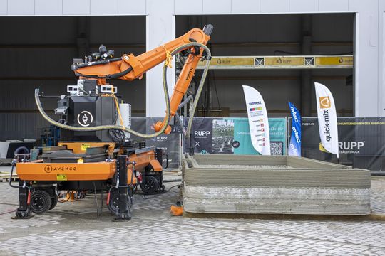 Das gedruckte Modulhaus „Pluto“ wächst durch das 7-Achs-Drucksystem und den beteiligten Projektpartnern von Rupp Gebäudedruck, Avenco, Kuka, m-tec und Sievert.(Bild:  Rupp Gebäudedruck GmbH)