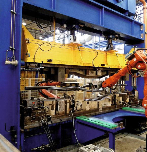 In dieser Vorformpresse werden die Längsträger bereits in ihrem Querschnitt der Endform angenähert. (Bild: Kuhn)