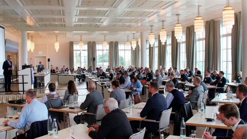 Der 14. Deutsche Autorechtstag auf dem Petersberg bei Bonn bietet für die Autobranche wieder ein spannendes Programm mit Vorträgen zu aktuellen rechtlichen Fragen und Entwicklungen.(Bild:  Deutscher Autorechtstag)