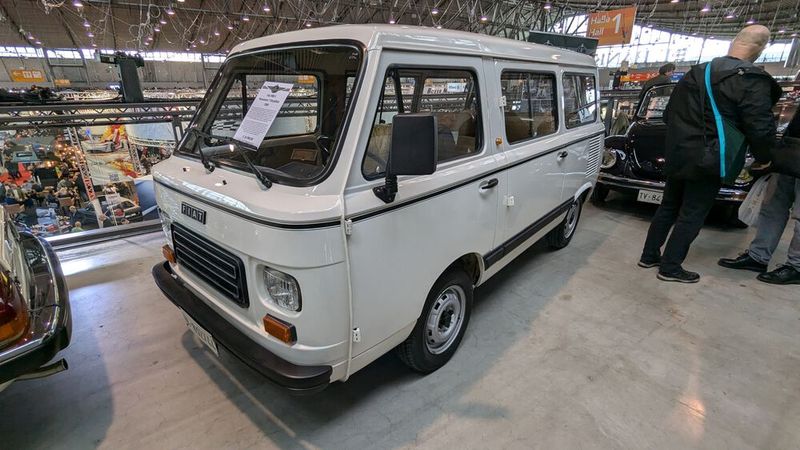 Nur 3,75 Meter Länge, aber Platz für sieben Personen: Das sollten sich heutige Automobil-Konstrukteure einmal auf der Zunge zergehen lassen. Ja, früher waren Autos noch praktisch statt prollig. Ach so: Für 14.990 Euro konnte dieses Exemplar eines Fiat 900E Ihrer werden. (Bild: Dominsky – VCG)