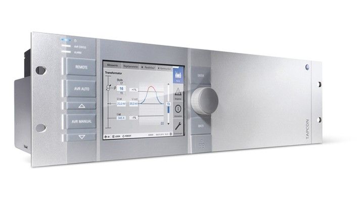 Red Dot Award 2015 - Spannungsregler TAPCON von Hersteller Maschinenfabrik Reinhausen: Der Spannungsregler Tapcon dient zur Spannungsregelung von Transformatoren, um ein stabiles Stromnetz zu gewährleisten. Die Bedienoberfläche auf dem farblich abgesetzten Interaktionsfeld bildet den gestalterischen Mittelpunkt. Für eine vereinfachte Kommunikation zwischen Anwender und System sorgt das Drehrad. Das übersichtlich gestaltete Schnittstellensystem auf der Rückseite des Gerätes erleichtert die Installation. (Bild: Red Dot)