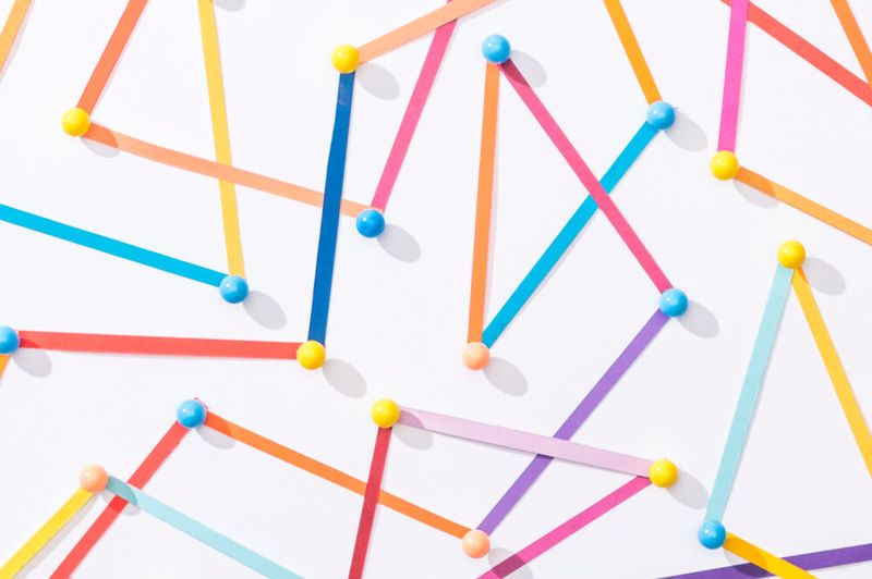 Weniger ist mehr. Nutzen Sie Farbe gezielt, um die Aufmerksamkeit Ihrer Zuhörer auf das Wesentliche zu lenken. Schreiben und zeichnen Sie dafür vorwiegend in Schwarz. Mit Hilfe von Farbe können Sie Akzente setzen.  (Bild: LIGHTFIELD STUDIOS - stock.adobe.com)