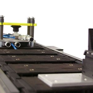 Auf der planen Montagefläche der intelligenten Förderkette können unterschiedlichste Bearbeitungseinheiten und Werkzeuge angeschlossen werden, etwa Greifer, Sauger, Sensoren oder Kameras. Verfahrwege bis 30 Meter und mehr sind möglich. Jede Arbeitsstation kann z.B. mit moderner Elektronik und Bustechnik einzeln adressiert und damit angesteuert werden.  Bilder: Igus