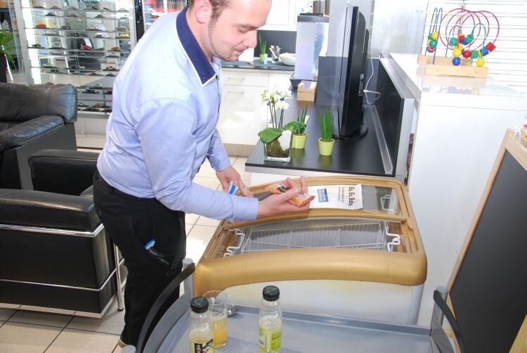 Auch wenn es den Kunden eher nach einem erfrischenden Eis gelüstet – bei Hahn wird er fündig. (Foto: Wenz)