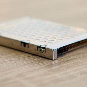 Unsere Gesellschaft erzeugt riesige Datenmengen. Wenn man diese speichern und verlässlich wieder abrufen will, muss man sich mit einem grundlegenden physikalischen Problem auseinandersetzen: Mit steigender Datendichte nehmen auch die Signalstörungen zu. Evangelos Eleftheriou hat sein Berufsleben damit verbracht, anspruchsvolle Signalverarbeitungs- und Fehlerkorrekturtechnologien zu entwickeln, um diese physikalischen Grenzen zu überwinden. So bleibt unsere digitale Infrastruktur verlässlich und robust.(Bild:  EPO)