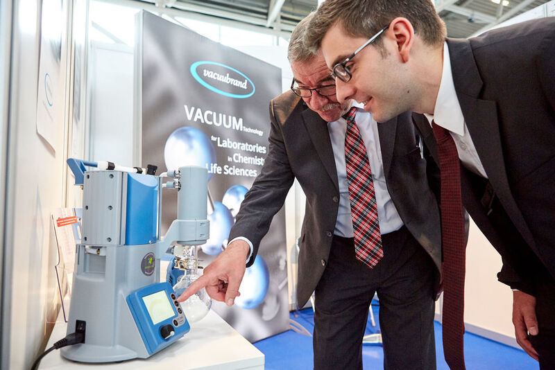 Die Chemspec Europe hat sich als Spezialmesse für internationale Hersteller, Anbieter und Distributoren von Spezial- und Feinchemikalien etabliert. 2017 in München konnte die Messe erneut Rekordzahlen verzeichnen. (Mack Brooks / Chemspec)