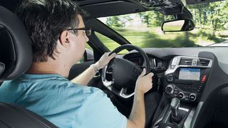 Werden in der Entwurfsphase keine Maßnahmen ergriffen, kann das Lenkrad vibrieren, während das Fahrzeug in Bewegung ist. Dies führt zu hör- und spürbaren Schwingungen, die der Fahrer als unangenehm empfinden kann. (Saint-Gobain)