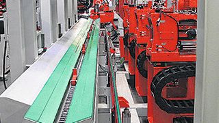 Die automatisierte Transfluid-Fertigungszelle erreicht bei der Herstellung von Heizspiralen eine Taktzeit von 90 Sekunden. (Bild: Transfluid)