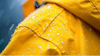 Aufgrund ihrer u.a. wasserabweisenden Eigenschaften enthält Outdoorbekleidung häufig per- und polyfluorierte Alkylsubstanzen (PFAS) (Bild: Vii - stock.adobe.com / KI-generiert)