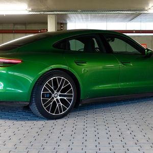 2. Der Antrieb: Die Basisversion, die ohne weitere Buchstaben oder Turbobezeichnungen auskommt, ist immer üppig motorisiert. Unser Fahrzeug hatte außerdem noch die Performancebatterie Plus mit an Board. Das hebt die Reichweite laut Porsche von 431 auf 484 km, erhöhte das Drehmoment von 345 auf 357 Nm und steigert die Leistung von bis zu 300 kW auf bis zu 350 kW. Die Fahrleistungen sind über jeden Zweifel erhaben und dürften reichen, damit die allermeisten Autos den Taycan meist von hinten sehen.(Bild:  Schreiner – VCG)
