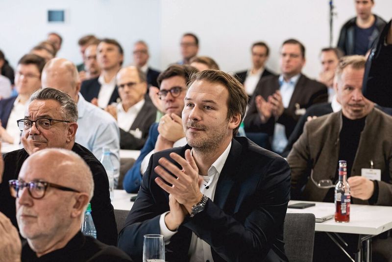 Verdienter Applaus nach aufschlussreichen 45 Minuten (Bild: Stefan Bausewein)