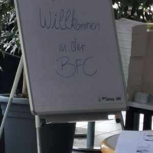 Schulstart an der BFC in Northeim ganz klassisch: Nebst Begrüßungsschild wartet auf die neuen Studenten auch immer eine Schultüte.(Bild:  BFC)