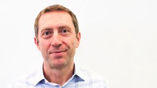 Markus Nispel ist Head of the Office of the CTO beim Netzwerkausrüster Extreme Networks und bewertet globale Technologietrends und treibt strategische Zukunftsfelder wie autonome Netzwerke, Künstliche Intelligenz und Private AI voran. Auf dem AI Summit von Extreme Networks in Amsterdam hat er mit IP Insider über das drohende Wettrüsten zwischen Angreifern und Abwehrsystemen gesprochen. (Bild: Extreme Networks)