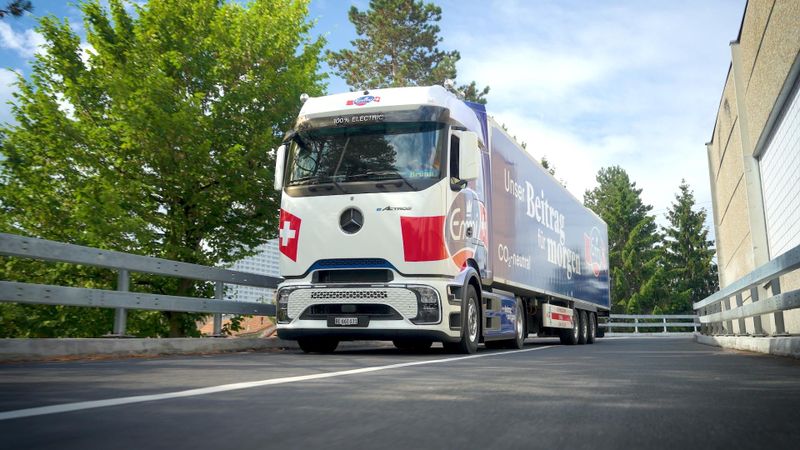 Elektrisch angetriebene Lkw für den Fernverkehr fahren inzwischen in etlichen Speditionen.(Bild:  Daimler Truck)
