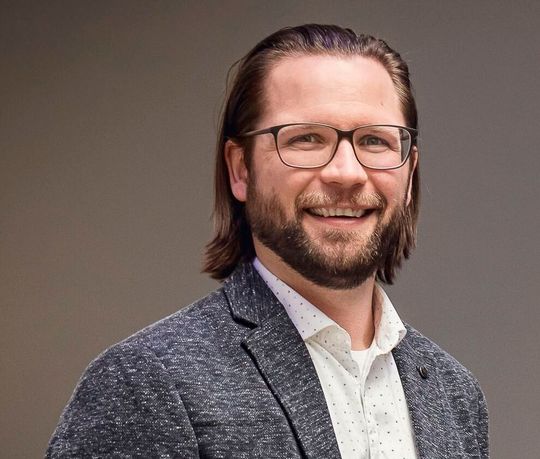 Benedikt Hofmann, Chefredakteur der Fachzeitschrift MM MaschinenMarkt gibt bekannt, dass er ab Juli 2024 auch für den MM Österreich die Leitung übernimmt. Thomas Lunacek, der bisherige Lizenznehmer aus Österreich, scheidet Ende Juni aus.(Bild:  VCG / S. Bausenwein)