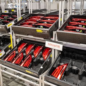 Sogenannte EPP-Verpackungen mit speziellen Gemoetrien: Ihr Recyclatanteil liegt aktuell bei 25 Prozent. In Pilotversuchen testet BMW einen Anteil von 100 Prozent.(Bild:  BMW)