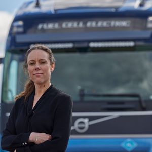 Helena Alsiö, Vice President Powertrain Product Management bei Volvo Trucks: „Ich freue mich, sagen zu können, dass die Tests gut verlaufen sind. Außerdem bestätigen sie die Ergebnisse der Tests, die wir im Vorfeld durchgeführt haben, sowohl digital als auch auf unserer begrenzten Teststrecke in der Nähe von Göteborg."(Bild:  Volvo Trucks)