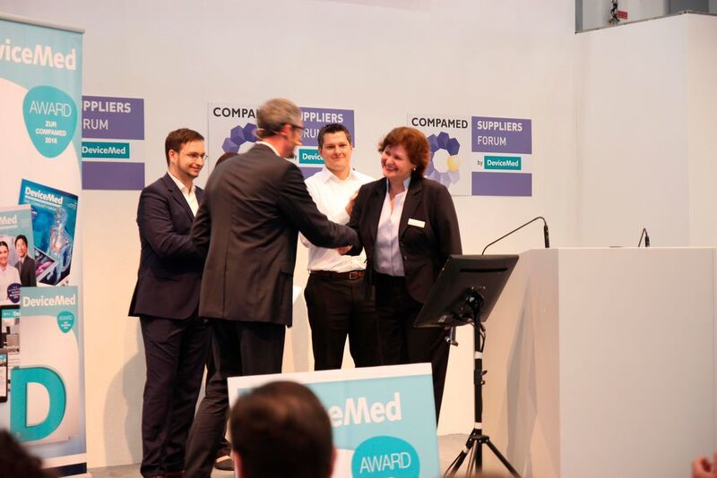 Gratulation an Annett Heilmann, Vertriebsingenieurin bei BGS, dem Gewinner des Devicemed Awards in der Kategorie „Suppliers“. (Schäfer / Devicemed)