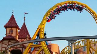 Die Achterbahn X-Train im In- und Outdoor-Vergnügungspark Romon World im chinesischen Ningbo beschleunigt auf Geschwindigkeiten bis 130 km/h und wiegt etwa 12 t. Was die Bauteile dieses Giganten aushalten müssen, berechnete das Fraunhofer LBF vor Ort. (Bild: Maurer)