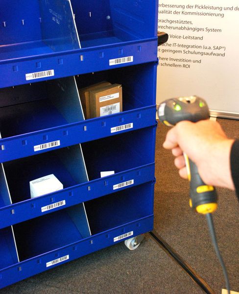 Durch Multi-Order-Picking mit dem Warehouse-Management-System Stradivari können zum Beispiel im Versandhandel mehrere Kommissionieraufträge zur gleichen Zeit bearbeitet werden. Bild: ICS (Archiv: Vogel Business Media)