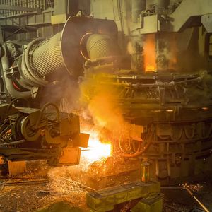 Swiss Steel produziert seine Stahlprodukte im Elektro­licht­bogenofen und setzt dafür sortenreinen Stahlschrott ein. Im Vergleich zur Verhüttung von Eisen­erz fallen dabei deutlich weniger CO2-Emissionen je Tonne Rohstahl an.