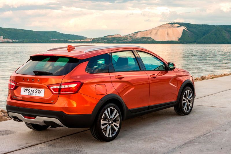 Auf dem Weg zum wichtigsten Modell ist aber schon das jüngste Lada-Familienmitglied: der Vesta. Hier zu sehen in der Kombi-Ausführung. Diese soll früheren Plänen zufolge in diesem Jahr auch in Deutschland starten. (Bild: Avtovaz)