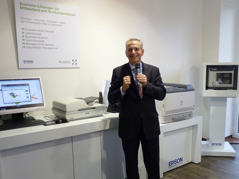 Nach den Ansprachen lud Dietmar Gröbl die anwesenden Gäste zu einem Rundgang durch das Solutions Center ein. (Archiv: Vogel Business Media)