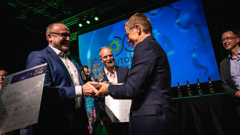 ... und zwar das Autohaus Kuhn+Witte aus Jesteburg. Geschäftsführer Oliver Bohn (r.) nahm die Auszeichnung von Dirk Heinemann entgegen, Regionalvertriebsleiter beim Award-Partner CG Car-Garantie Versicherungs-AG. (Bild: Stefan Bausewein)