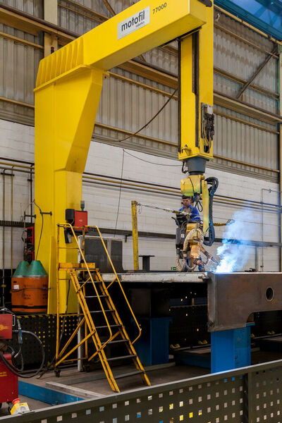 „Trainingsrunde“: Facharbeiter bereitet den Schweißroboter durch Teach-In auf den nächsten Job vor.  (Prensas Schuler/Koiti Photos 2019)