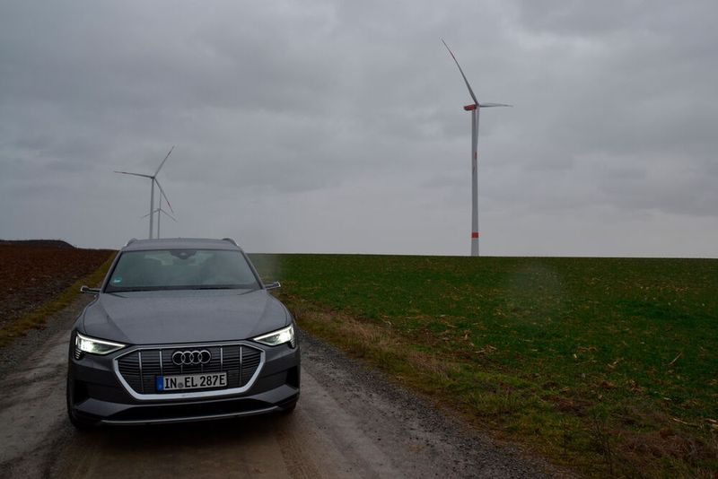 Ab jetzt steht ausschließlich der erste rein elektrisch angetriebene Audi im Mittelpunkt unserer Bildergeschichte. (Bild: Michel/»kfz-betrieb«)