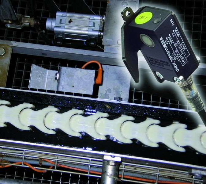 Bild 2: Ultraschallsensor montiert mit 90° Umlenkwinkel überwacht Fluss von Kunststoffbehältern. (Archiv: Vogel Business Media)