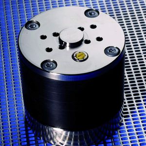 Adapter mit Mikrobrennstoffzelle (oben, unterhalb der Löcher) und drei Wasserstofferzeugungszellen.