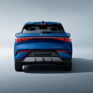 Evo-Zutaten: coole Bremsleuchten im Dachspoiler, überarbeitete Stoßfänger und Heckleuchtengrafik(Bild:  BYD)