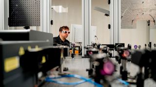 Wie reagiert Edelstahl auf die Bearbeitung mit dem Pikosekundenlaser? Dr. David Redka berechnete dafür die Materialeigenschaften von Legierungen.  (Bild: Alexander Ratzing)