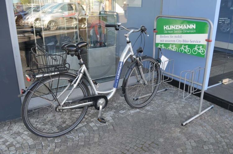 Für sportliche Kunden bietet der Betrieb ein Fahrrad als Ersatzmobilität an. (Foto: Kunzmann)